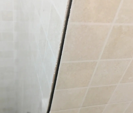 北京瓷砖空鼓维修公司分享阳台瓷砖脱落的修复过程可以分为以下几个步骤