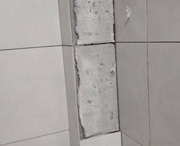 北京瓷砖空鼓维修公司分享下瓷砖施工前基层浇水润湿程度不足，可能导致以下问题